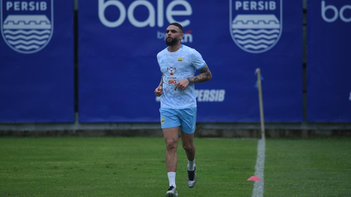 Layvin Kurzawa berlatih ringan. (Foto: Dok Persib Bandung)