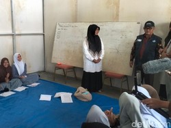 Mendikdasmen Semangati Siswa Korban Bencana Belajar di Sekolah Darurat Aceh Utara