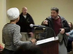 Video Detik-detik Anggota DPR Muslim AS Disemprot Cairan Misterius saat Pidato