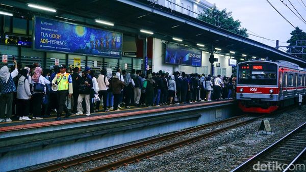 Peron KRL Cawang Mengular, Penumpang Jurusan Bogor Membludak