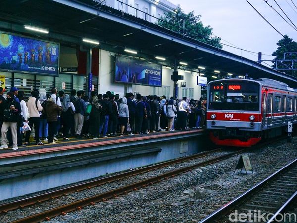 Peron KRL Cawang Mengular, Penumpang Jurusan Bogor Membludak