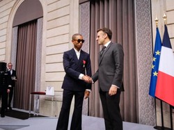 Pharrell Williams Dianugerahi Gelar Ksatria oleh Presiden Emmanuel Macron