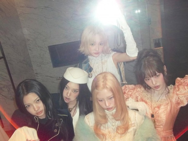 Potret KiiiKiii dalam foto konsep album 'Delulu Pack'