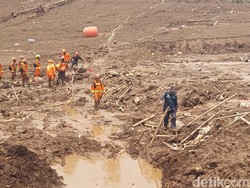 Tim SAR Longsor Cisarua Mulai Divaksin Tetanus di Hari ke-5 Pencarian