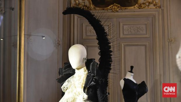 Daniel Roseberry menghadirkan koleksi musim panas 2026 Schiaparelli Haute Couture bertajuk L’Agonie et l’Extase di Petit Palais pada Senin (26/1).