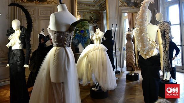 Daniel Roseberry menghadirkan koleksi musim panas 2026 Schiaparelli Haute Couture bertajuk L’Agonie et l’Extase di Petit Palais pada Senin (26/1).