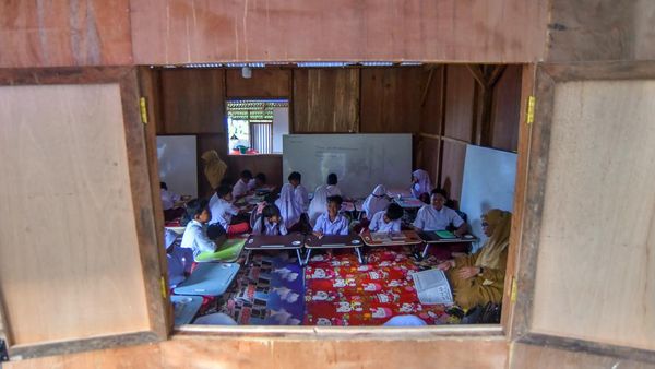 Sekolah Rusak Diterjang Bencana, Puluhan Siswa SDN 14 Labuah Belajar di Tenda