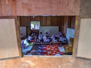 Sekolah Rusak Diterjang Bencana, Puluhan Siswa SDN 14 Labuah Belajar di Tenda