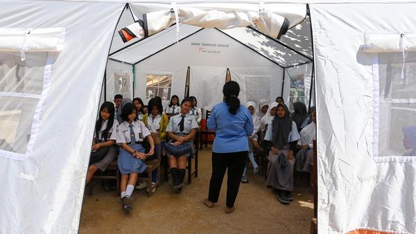 Sekolah Terdampak Bencana, Pelajar SMAN 1 Tukka Ikuti KBM di Tenda Darurat