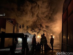 Sudah 6 Jam Terbakar, Api di Pabrik Sandal Medan Deli Masih Berkobar