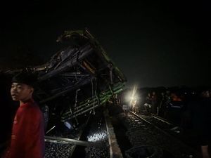 Video: Kecelakaan Maut Truk Vs Kereta Api Gajayana di Kebumen, Sopir Tewas