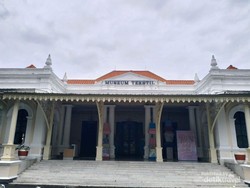 Serunya Membatik dan Mencoba Kebaya Pakai AI di Museum Tekstil