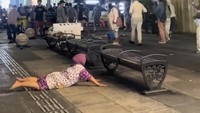 Pedagang Sate Malioboro Guling-Guling di Pedestrian Saat Dirazia Satpol PP