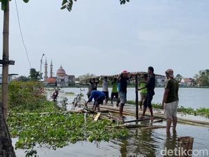 Warga Terdampak Banjir Lamongan Swadaya Bangun Jembatan dari Bambu