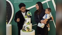 Gaya Santai Aaliyah Massaid Beri Suami Kejutan Ultah, Sambil Gendong Anak
