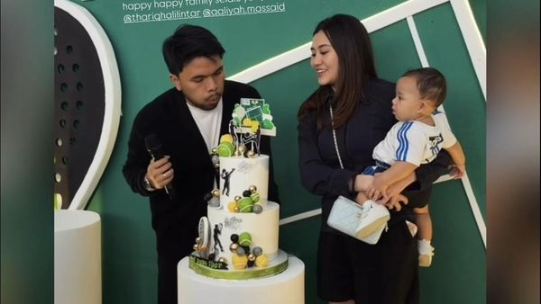 Gaya Santai Aaliyah Massaid Beri Suami Kejutan Ultah, Sambil Gendong Anak