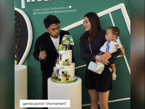 Gaya Santai Aaliyah Massaid Beri Suami Kejutan Ultah, Sambil Gendong Anak