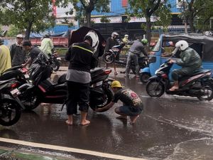 Jalan Daan Mogot Banjir Seharian, Warga Sukarela Bantu Dorong Kendaraan Mogok