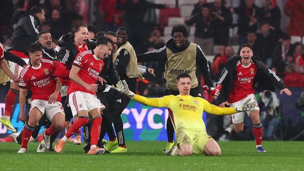 Soccer Football - UEFA Champions League - Benfica v Real Madrid - Estadio da Luz, Lisbon, Portugal - January 28, 2026 Benfica's Anatoliy Trubin celebrates scoring their fourth goal with teammates REUTERS/Pedro Nunes