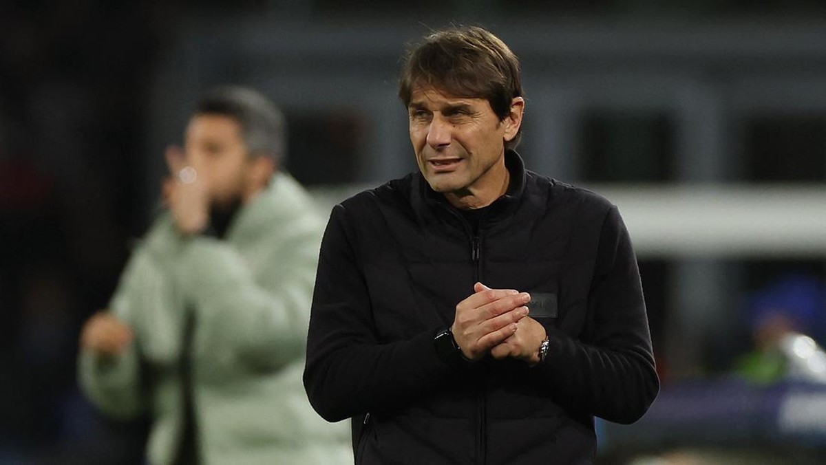 Antonio Conte lagi-lagi memble di Liga Champions. (Foto: REUTERS/Ciro De Luca)