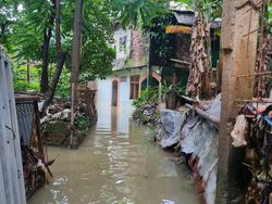 Video Kegigihan Yuli, Warga Bidara Cina Dagang Es Cekek Kala Rumah Kebanjiran
