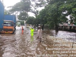Banjir di Jalan Daan Mogot Jakbar Capai 60 Cm, Motor Tak Bisa Melintas