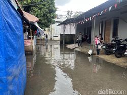 Banjir Depan Stasiun Rawa Buaya Jakbar Mulai Surut, Begini Kondisinya