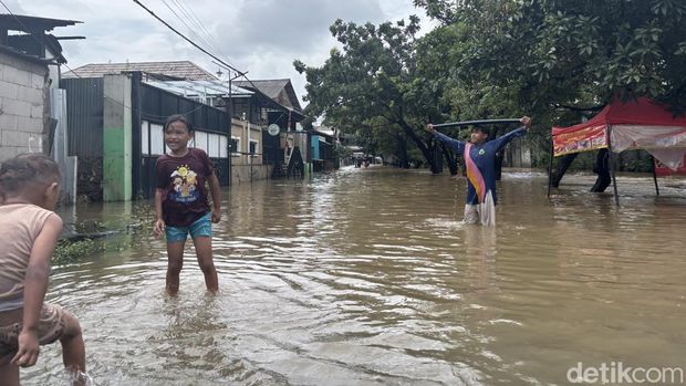 Jalan Duta Kranji, West-Bekasi, Bekasi-Stadt, West-Java, wurde erneut von Überschwemmungen überschwemmt. Es ist bekannt, dass die Überschwemmung dieses Mal durch starken Regen und überlaufende Flüsse verursacht wurde. (Rachma Indira/detikcom) Jalan Duta Kranji, West-Bekasi, Bekasi-Stadt, West-Java, wurde erneut von Überschwemmungen überschwemmt. Es ist bekannt, dass die Überschwemmung dieses Mal durch starken Regen und überlaufende Flüsse verursacht wurde. (Rachma Indira/detikcom)