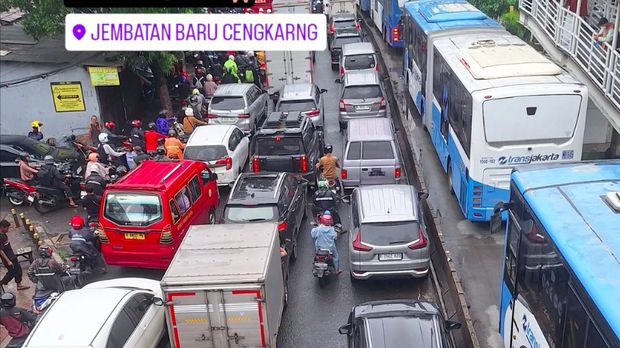 Überschwemmungen überschwemmten mehrere Punkte auf der Jalan Daan Mogot in West-Jakarta. Die Überschwemmung verursachte lange Staus auf der Straße, die Jakarta mit der Gegend von Tangerang verbindet. (Persönliches Dokument/Valentina)
