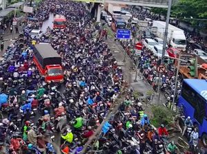 Cerita Warga Stuck 3 Jam di Daan Mogot karena Banjir hingga Batal Ngantor