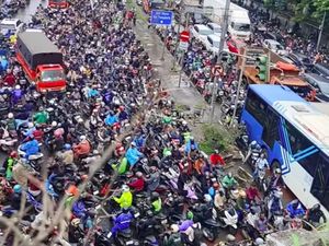 Drama di Daan Mogot: Hujan, Banjir hingga Motor Lawan Arah