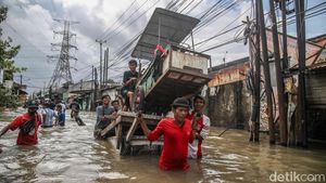 Banjir Parah, Jalan Raya Pisangan Akses Tol Gabus Lumpuh