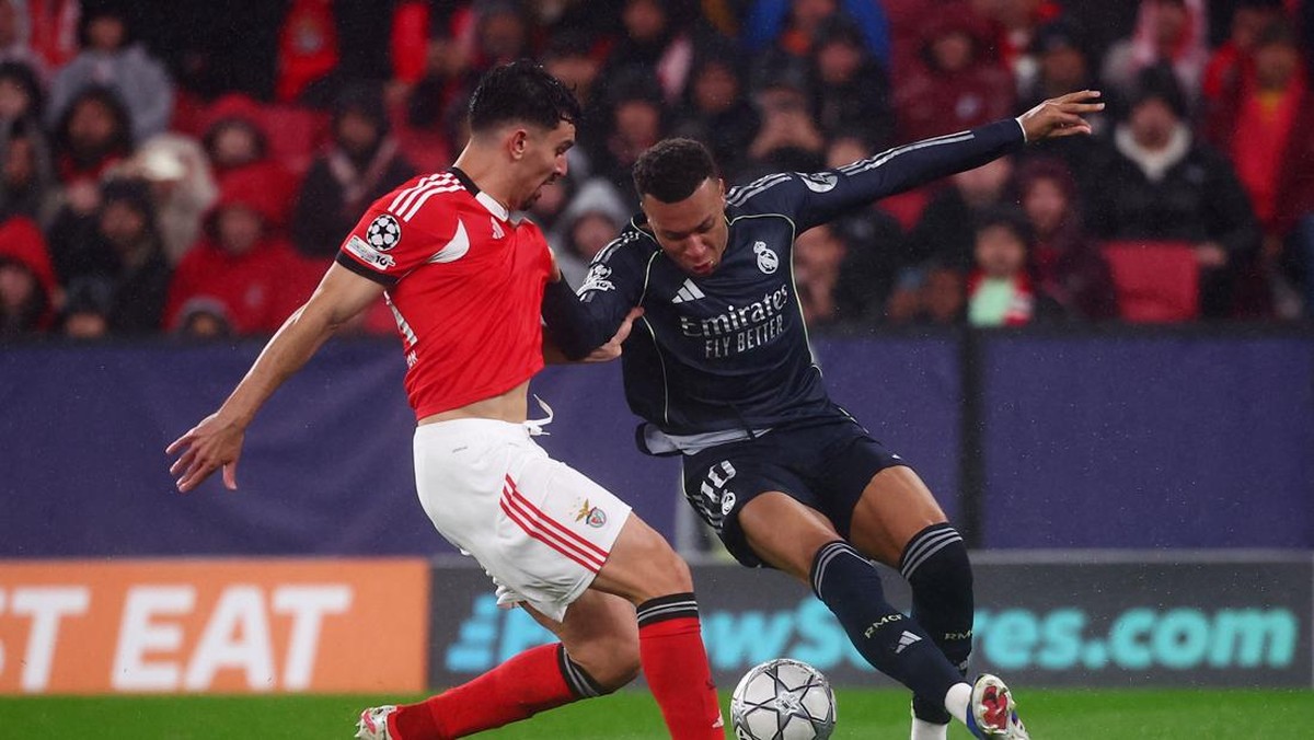Real Madrid gagal lolos langsung ke 16 Besar Liga Champions usai kalah 2-4 dari Benfica. (REUTERS/Pedro Nunes)