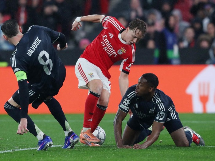 Soccer Football - UEFA Champions League - Benfica v Real Madrid - Estadio da Luz, Lisbon, Portugal - January 28, 2026 Benfica's Andreas Schjelderup in action with Real Madrid's Federico Valverde and David Alaba REUTERS/Pedro Rocha