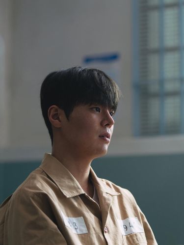 Bloody Flower mengangkat kisah unik tentang seorang pembunuh berantai bernama Lee Woo-gyeom yang mengaku memiliki kemampuan medis jenius untuk menyembuhkan penyakit yang tidak dapat disembuhkan.