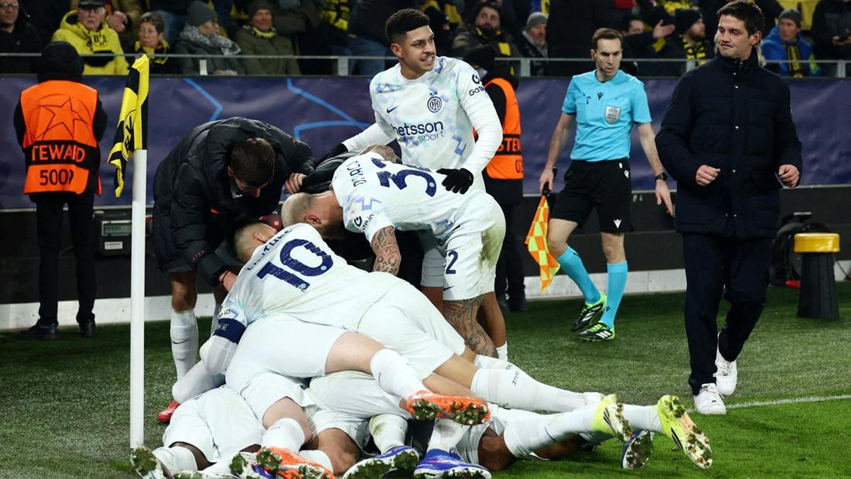 Inter Milan menang 2-0 di kandang Borussia Dortmund, cuma lolos ke Playoff Liga Champions. (REUTERS/Leon Kuegeler)