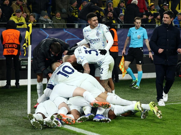 Soccer Football - UEFA Champions League - Borussia Dortmund v Inter Milan - Signal Iduna Park, Dortmund, Germany - January 28, 2026 Inter Milan's Andy Diouf celebrates scoring their second goal with teammates as coach Cristian Chivu looks on REUTERS/Leon Kuegeler TPX IMAGES OF THE DAY