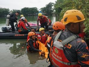 Ibu-ibu Tenggelam di Danau Bekasi, Tim SAR Brimob Polda Metro Evakuasi