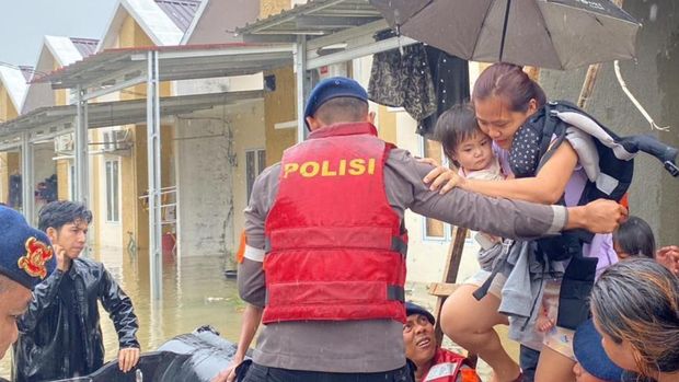 Brimob Polda Metro Jaya evakuiert Mütter, die im Bekasi-See ertrunken sind Brimob Polda Metro Jaya evakuiert Mütter, die im Bekasi-See ertrunken sind. Am Donnerstag (29.01.2026) waren auch Mitarbeiter unterwegs, um von der Überschwemmung betroffene Bewohner zu evakuieren.