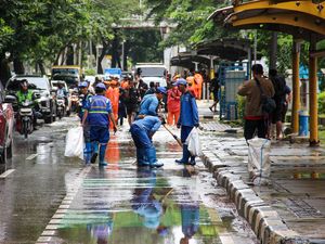 Gerak Cepat Petugas Gabungan Atasi Genangan di Jalan Letjen Suprapto Jakpus