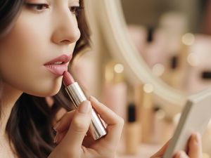 Tren Blurred Lips, Ini Cara Aplikasinya yang Tepat