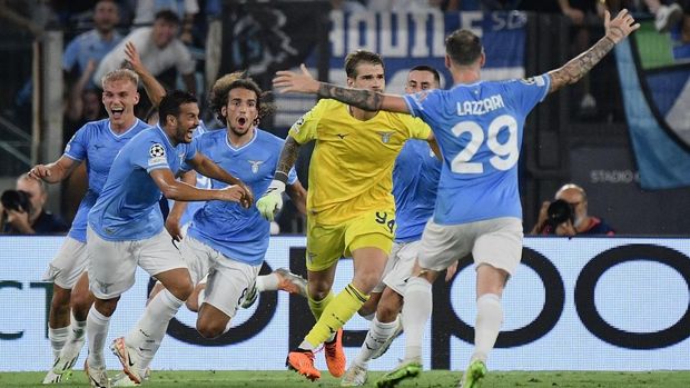 Lazio's Italian goalkeeper #94 Ivan Provedel (C) celebrates after scoring in the last minute during the UEFA Champions League 1st round group E football match between Lazio and Atletico Madrid at the Olympic stadium in Rome on September 19, 2023. (Photo by Filippo MONTEFORTE / AFP)