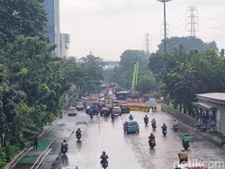Banjir di Jalan DI Pandjaitan Jaktim Surut, Lalin ke Arah Sunter Masih Macet