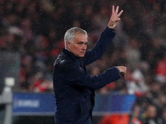 Soccer Football - UEFA Champions League - Benfica v Real Madrid - Estadio da Luz, Lisbon, Portugal - January 28, 2026 Benfica coach Jose Mourinho REUTERS/Pedro Rocha