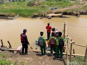 Video: Warga Tambaksari Semarang Terisolasi gegara Jembatan Ambrol