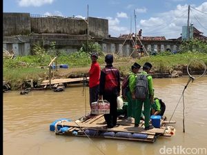 Curhat Warga Tambaksari Semarang Andalkan Getek gegara Jembatan Hanyut