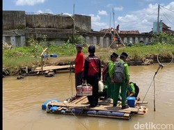 Curhat Warga Tambaksari Semarang Andalkan Getek gegara Jembatan Hanyut