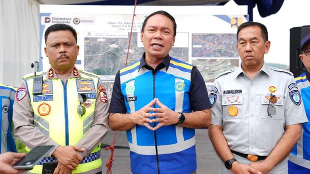 Der Generalinspekteur von Kakorlantas Polri, Agus Suryonugroho, inspizierte zusammen mit dem Geschäftsführer von Jasa Marga Rivan A Purwantono und dem Geschäftsführer von Jasa Raharja Muhammad Awaluddin die Jakarta Cikampek (Japek) II Südroute (Dok. Korlantas Polri). Der Generalinspekteur von Kakorlantas Polri, Agus Suryonugroho, inspizierte zusammen mit dem Geschäftsführer von Jasa Marga Rivan A Purwantono und dem Geschäftsführer von Jasa Raharja Muhammad Awaluddin die Jakarta Cikampek (Japek) II Südroute (Dok. Korlantas Polri).