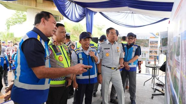 Der Generalinspekteur von Kakorlantas Polri, Agus Suryonugroho, inspizierte zusammen mit dem Geschäftsführer von Jasa Marga Rivan A Purwantono und dem Geschäftsführer von Jasa Raharja Muhammad Awaluddin die Jakarta Cikampek (Japek) II Südroute (Dok. Korlantas Polri). Der Generalinspekteur von Kakorlantas Polri, Agus Suryonugroho, inspizierte zusammen mit dem Geschäftsführer von Jasa Marga Rivan A Purwantono und dem Geschäftsführer von Jasa Raharja Muhammad Awaluddin die Jakarta Cikampek (Japek) II Südroute (Dok. Korlantas Polri).