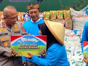 Senyum Entin Dapat Bantuan Bibit Jagung dari Kapolda Jabar